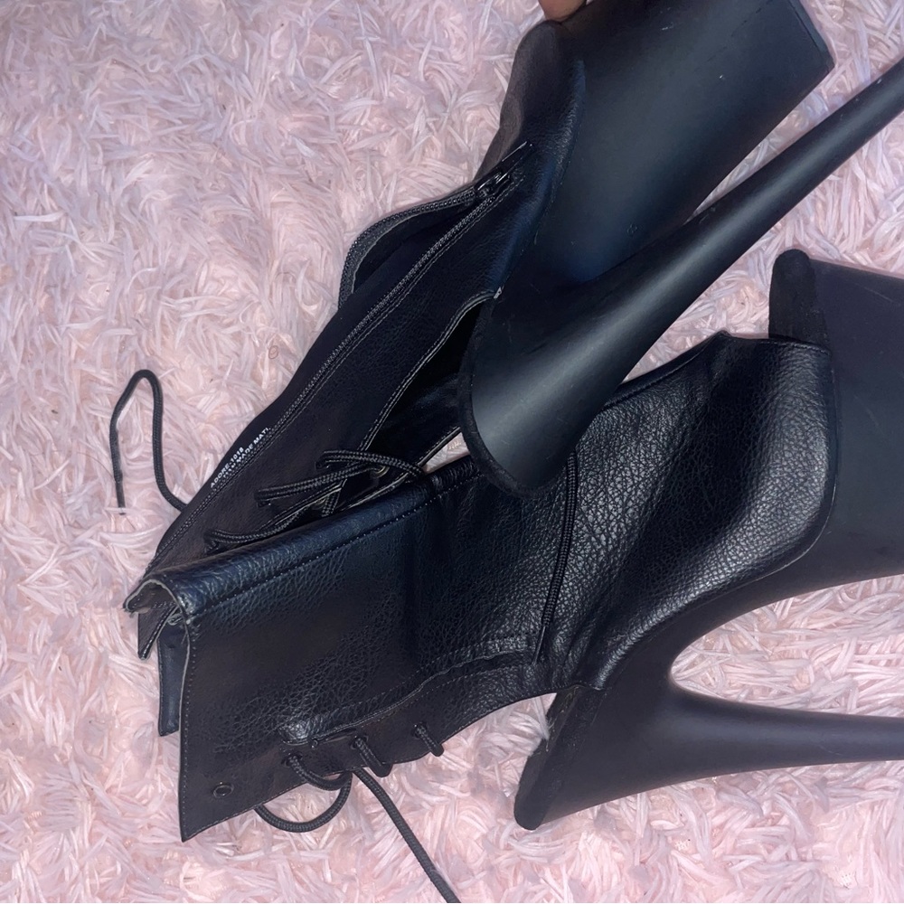 Black pumps